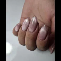 به یک ناخنکار ومژه کار باتجربه ومسلط به کار