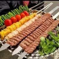 اشپز و کباب زن وسط کار