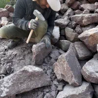 سنگ تراش حرفه ای سنگ لاشه نیازمندم