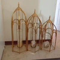 جا شمعی بزرگ کنار سالنی