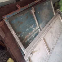 در حیاط درخانه پنجره