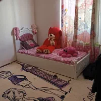 یک عدد فرش و یک عدد تخت ویک جفت پرده|فرش|پردیس, فاز ۱۱|دیوار