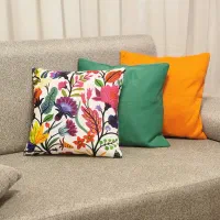 یک خانم وسط کار و یک اقا برای بسته بندی