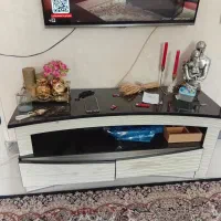 میز تلویزیون کاملا سالم و تمیز بدون لک و شکستگی
