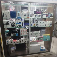 ویترین مغازه موبایل و کامپیوتر