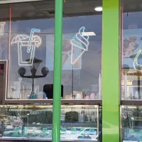 شاگرد ابمیوه بستنی