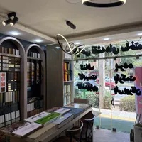 فروشنده خانم در دفتر مهندسی دکوراسیون