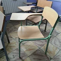 تعدادی تک صندلی و جفت صندلی یک فضای آموزشی شخصی