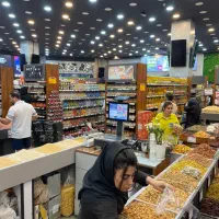 فروشنده ، کارمند چیدمان. آقای جوان و خوش ظاهر