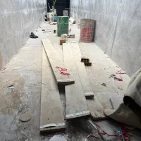 تعدادی تخت بنایی و بشکه