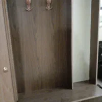 جا لباسی و جاکفشی