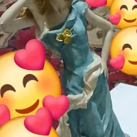 مجسمه دختر مو طلایی