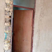 در چوبی با ۲عدد پنجره