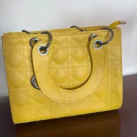 مانتو و یک عدد کیف|لباس|فردیس, منظریه|دیوار