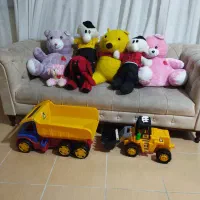 تعدادی عروسک همراه باکامیون وبولدوزر