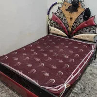 تخت خواب دونفر اهنی با تشک واقعا تمیز