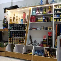 فروشنده مغازه دخانیاتی