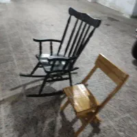 دو عدد صندلی چوبی یکی راک یکی تاشو