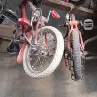 دو عدد دوچرخه با دو عدد تلویزیون