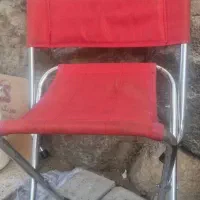 یک جفت صندلی قرمز و آبی
