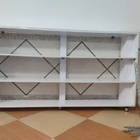 قفسه و تعدادی چوب لباس