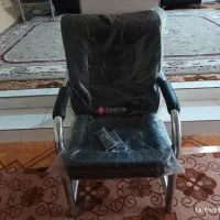 دو عدد میز دوتا صندلی چرخ دار و سه صندلی تکی