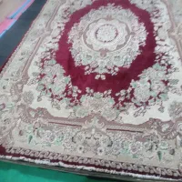 فرش قرمز رنگ.