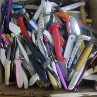 بورس انواع چاقو های خانگی به ضمانت تیز بودن|ظروف پخت‌وپز|بروجرد, |دیوار