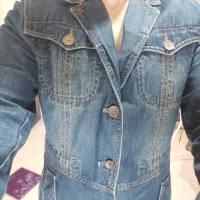 کت جین آبی دکمه فلز مسی رنگ.