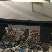 میز مدیریتی و کامپیوتر