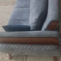 مبل راحتی و میز وسط