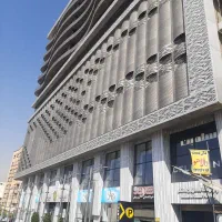 کارگر برای یک شغل دائم و مکان ثابت،