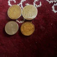 چهار عدد سکه که یکیش نقره است