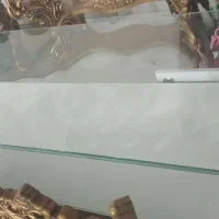 ویترین مخصوص موبایل و لباس.و یک عدد میز تعمیر