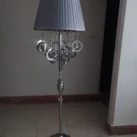آباژور ایستاده کنار سالنی