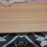میز مطالعه و گلدان