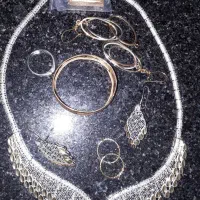 مقداری طلا و سکه گرمی و النگو