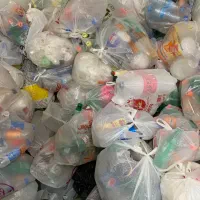 تعداد زیادی بطری و پلاستیک|ظروف نگهدارنده، پلاستیکی، یکبارمصرف|بندر انزلی, امامزاده|دیوار