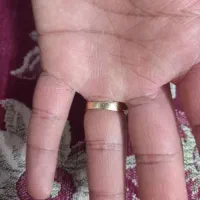 یک عدد انگشتر طلا سالم و تمیز