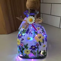 فروشنده خانم در غرفه عطر