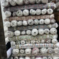 فروشنده و خریدار پارچه