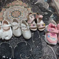 تعدادی کفش و صندل