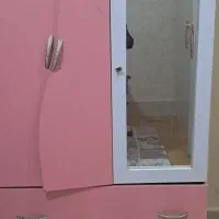 کمد لباس نیاز به تعمیر ومیز تحریر