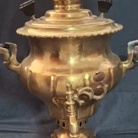 یک عدد سماور ذغالی جنس برنج  سنگین  قدیمی