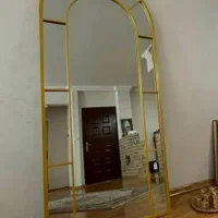 آیینه قدی ایستاده کنارسالنی فورتیک و مشکی پنجره ای|آینه|آفتاب, |دیوار