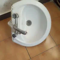 روشویی با پایه زیر وشیر آب وخرطومی فاضلاب کارکرده