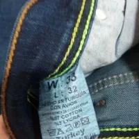 شلوار جین نو|لباس|مرودشت, مسجد رسول‎|دیوار