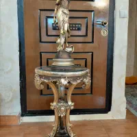 میز رزین سالم و در حد نو مجسمه رایگان