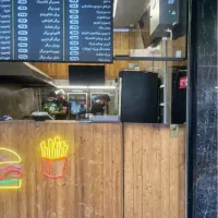 پیک موتوری و کارگر فست فود و سرآشپز فست فود