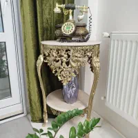 میزتلفن و کنار سالنی